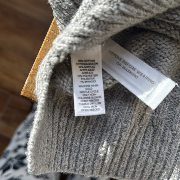 Go button gray sweater - Picture 5 of 5